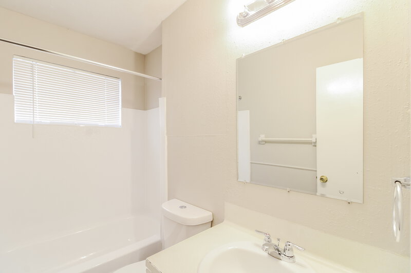 1,820/Mo, 13603 Greenway Dr Sugar Land, TX 77498 Bathroom View
