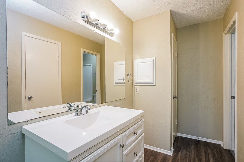2,740/Mo, 16215 Pasadero Dr Houston, TX 77083 Main Bathroom View