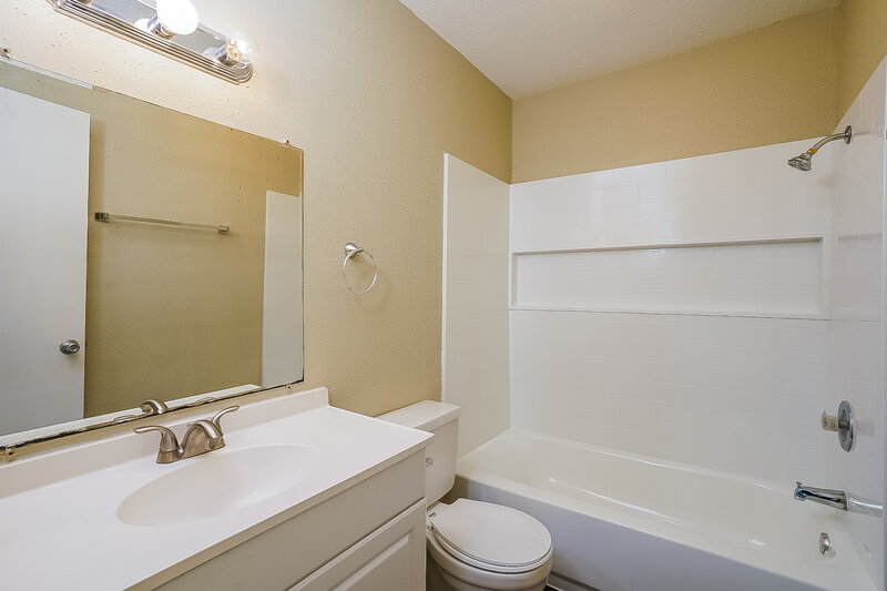 2,740/Mo, 16215 Pasadero Dr Houston, TX 77083 Bathroom View