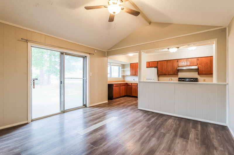 1,635/Mo, 200 Montrose Cir Conroe, TX 77301 Living Room View 5