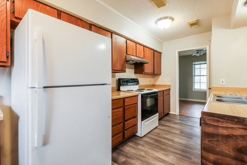 1,635/Mo, 200 Montrose Cir Conroe, TX 77301 Kitchen View 2