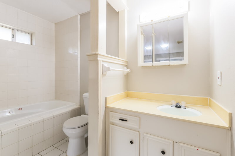 1,635/Mo, 200 Montrose Cir Conroe, TX 77301 Main Bathroom View