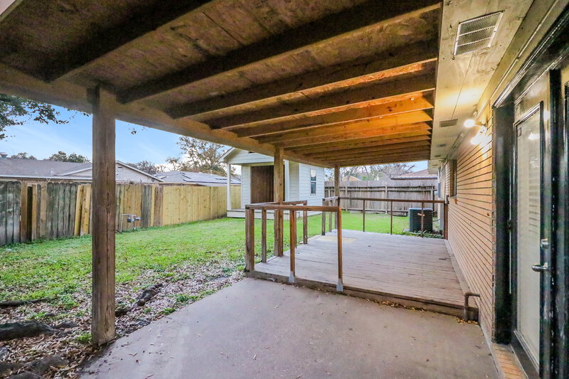 1,670/Mo, 914 Mosher Ln Houston, TX 77088 Covered Patio View