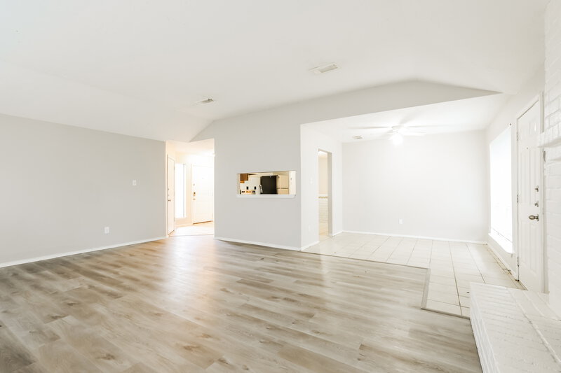 1,705/Mo, 2722 S Camden Pkw Houston, TX 77067 Living Room View 2