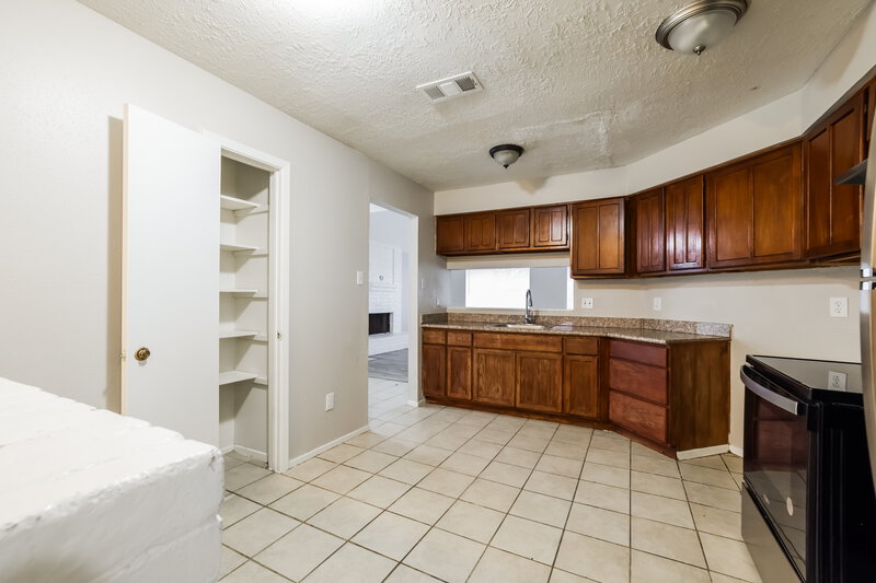 1,705/Mo, 2722 S Camden Pkw Houston, TX 77067 Kitchen View 2