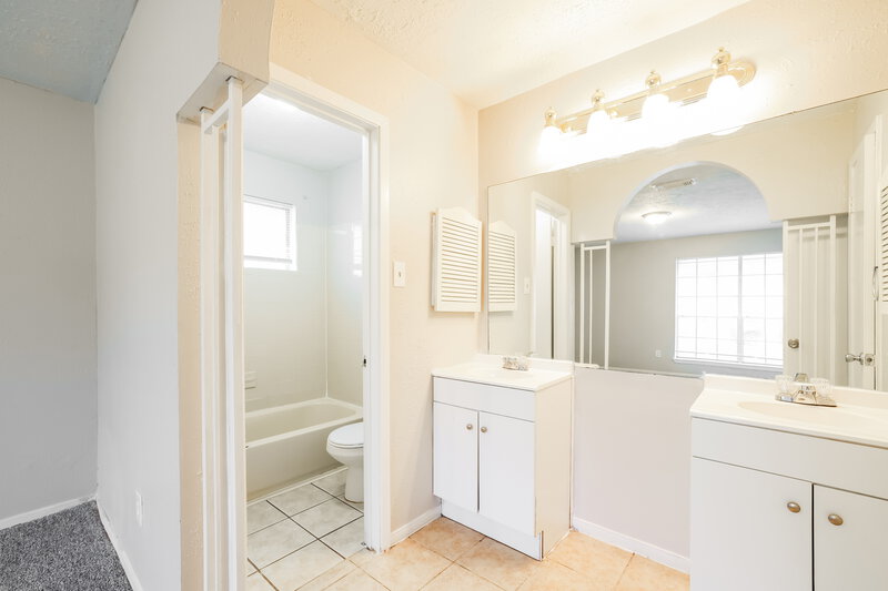 1,705/Mo, 2722 S Camden Pkw Houston, TX 77067 Main Bathroom View