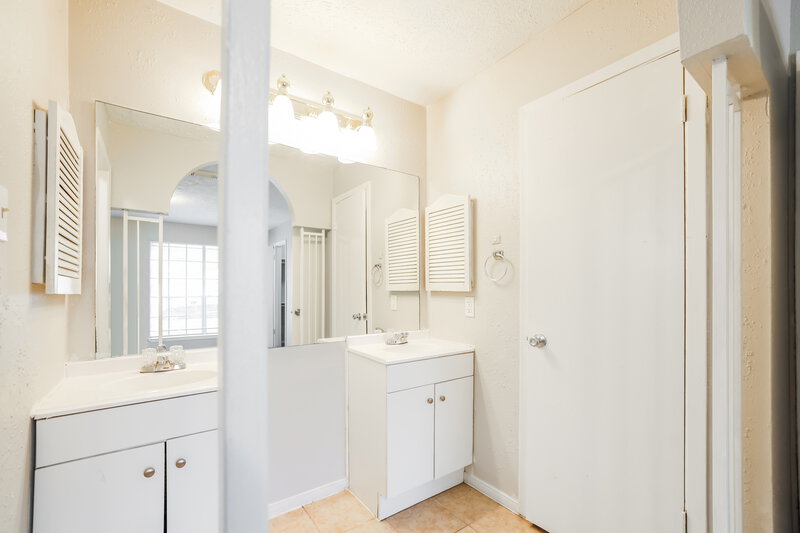 1,705/Mo, 2722 S Camden Pkw Houston, TX 77067 Main Bathroom View 2