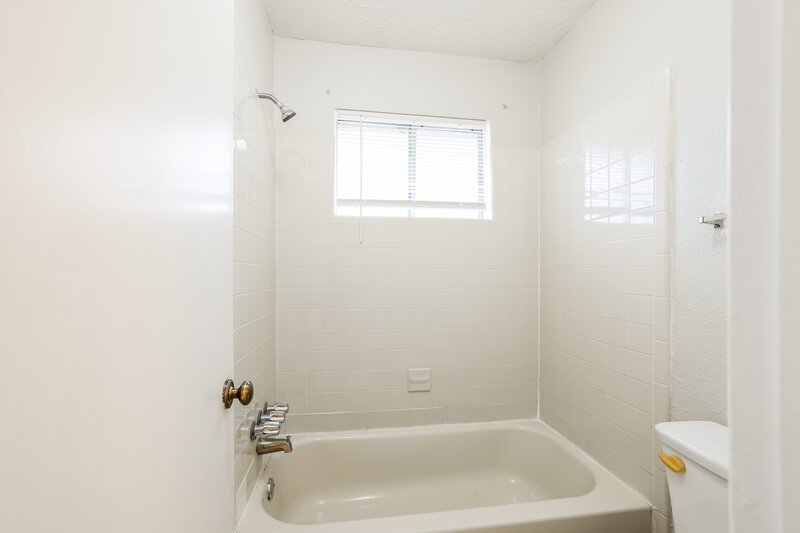 1,705/Mo, 2722 S Camden Pkw Houston, TX 77067 Main Bathroom View 3