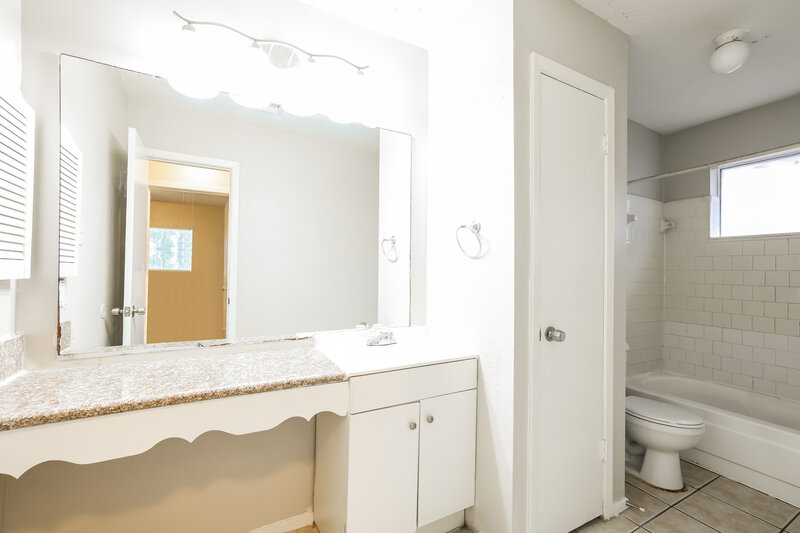 1,705/Mo, 2722 S Camden Pkw Houston, TX 77067 Bathroom View