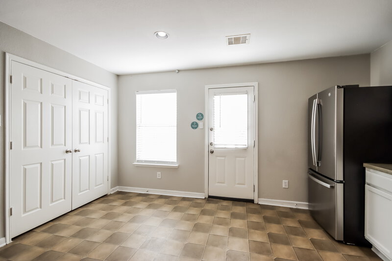 0/Mo, 218 Silky Leaf Dr. Houston, TX 77073 Kitchen View
