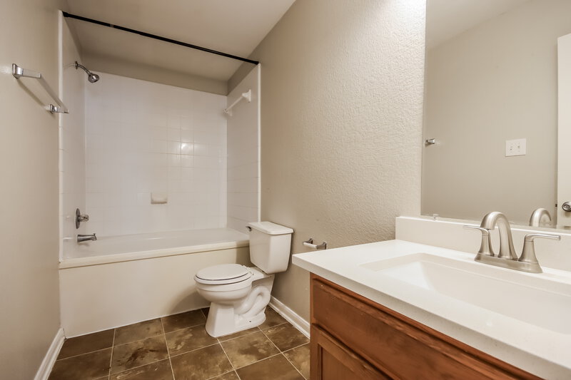 0/Mo, 218 Silky Leaf Dr. Houston, TX 77073 Main Bathroom View