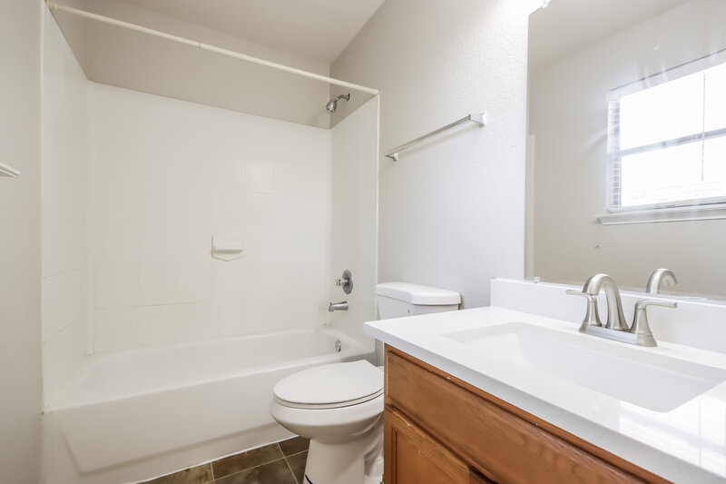 0/Mo, 218 Silky Leaf Dr. Houston, TX 77073 Bathroom View