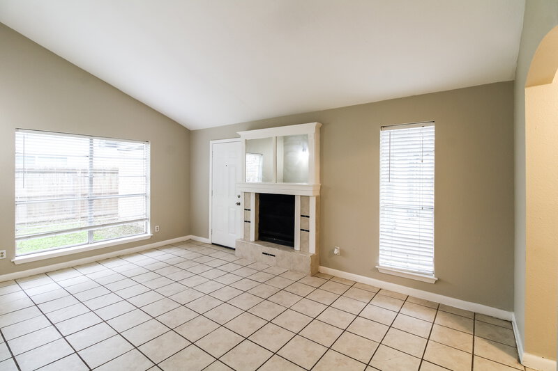 1,715/Mo, 1014 Summers Dr. Missouri City, TX 77489 Living Room View 2