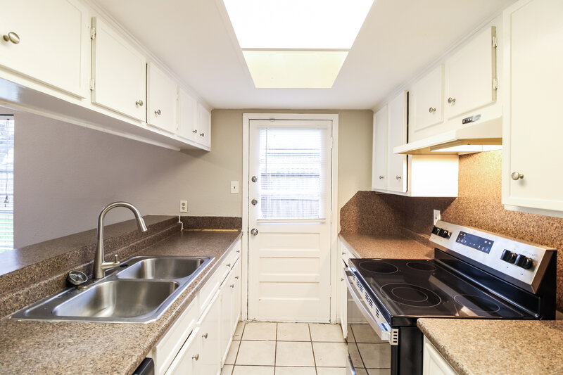 1,715/Mo, 1014 Summers Dr. Missouri City, TX 77489 Kitchen View