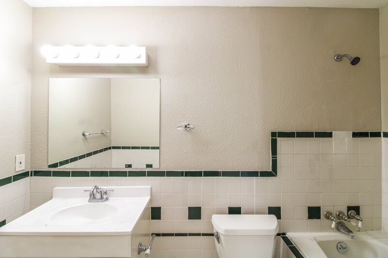 1,715/Mo, 1014 Summers Dr. Missouri City, TX 77489 Main Bathroom View