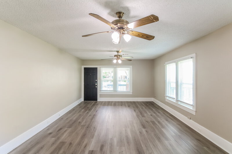 1,690/Mo, 522 12th Ave Texas City, TX 77590 Living Room View
