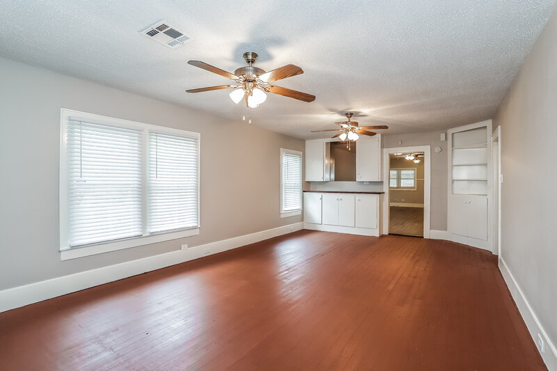 1,595/Mo, 522 12th Ave Texas City, TX 77590 Living Room View 2