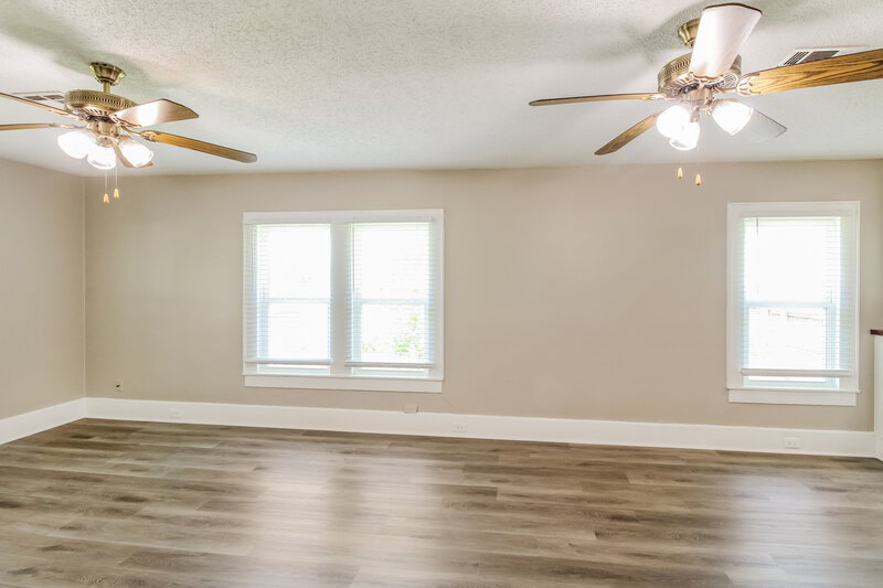 1,690/Mo, 522 12th Ave Texas City, TX 77590 Living Room View 2