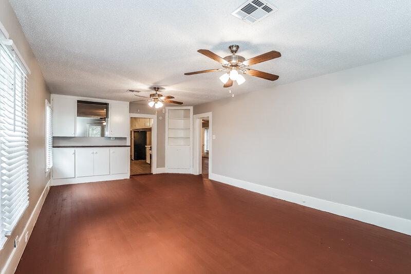 1,595/Mo, 522 12th Ave Texas City, TX 77590 Living Room View 3