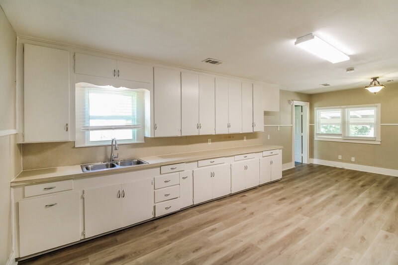 1,690/Mo, 522 12th Ave Texas City, TX 77590 Kitchen View