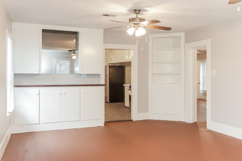 1,595/Mo, 522 12th Ave Texas City, TX 77590 Living Room View 4