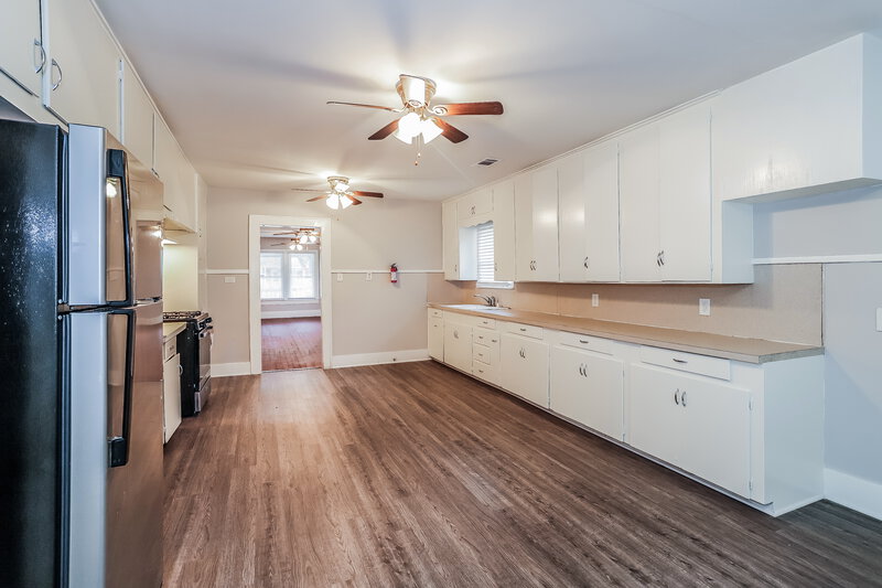 1,595/Mo, 522 12th Ave Texas City, TX 77590 Kitchen View 3