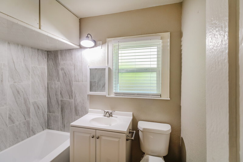 1,690/Mo, 522 12th Ave Texas City, TX 77590 Main Bathroom View