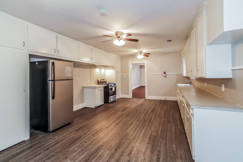 1,595/Mo, 522 12th Ave Texas City, TX 77590 Kitchen View 4