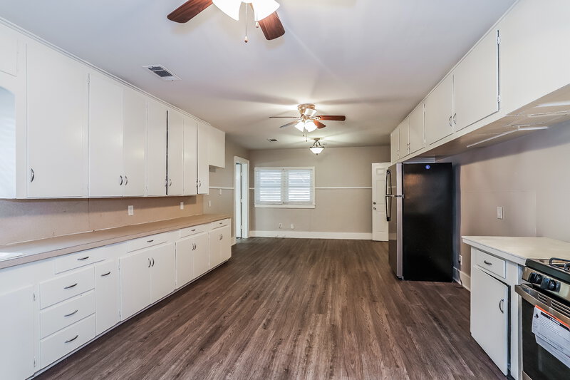 1,595/Mo, 522 12th Ave Texas City, TX 77590 Kitchen View 5