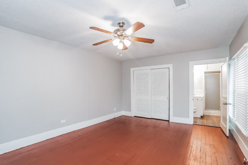 1,595/Mo, 522 12th Ave Texas City, TX 77590 Main Bedroom View 2