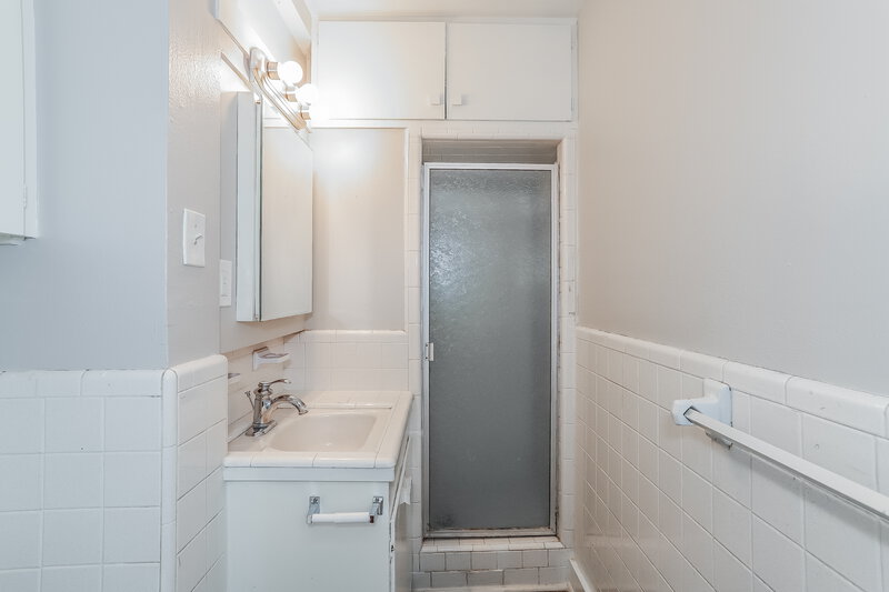 1,595/Mo, 522 12th Ave Texas City, TX 77590 Main Bathroom View