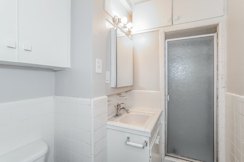 1,595/Mo, 522 12th Ave Texas City, TX 77590 Main Bathroom View 2