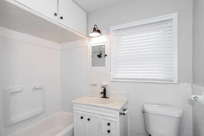 1,595/Mo, 522 12th Ave Texas City, TX 77590 Bathroom View