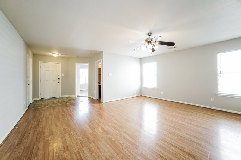 1,450/Mo, 8130 Old Maple Ln Humble, TX 77338 Living Room View 3