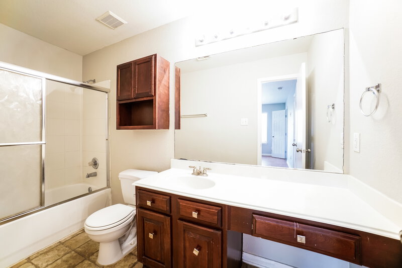 1,450/Mo, 8130 Old Maple Ln Humble, TX 77338 Main Bathroom View