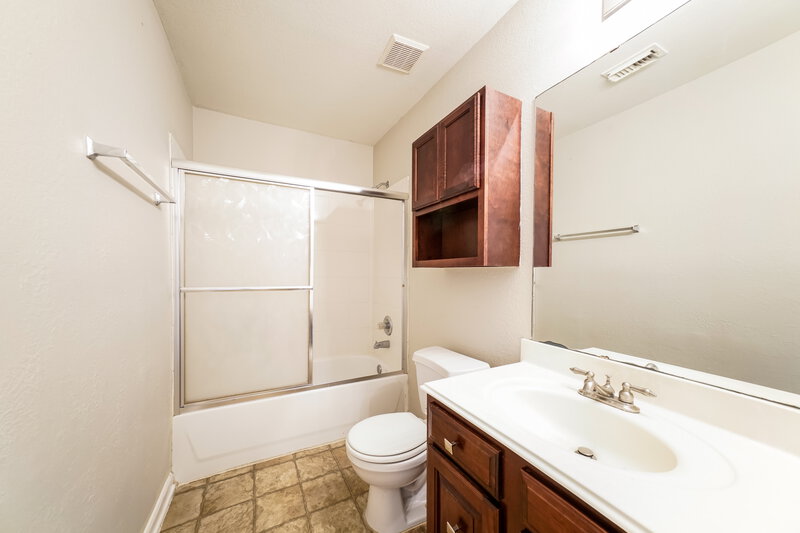 1,450/Mo, 8130 Old Maple Ln Humble, TX 77338 Main Bathroom View 2
