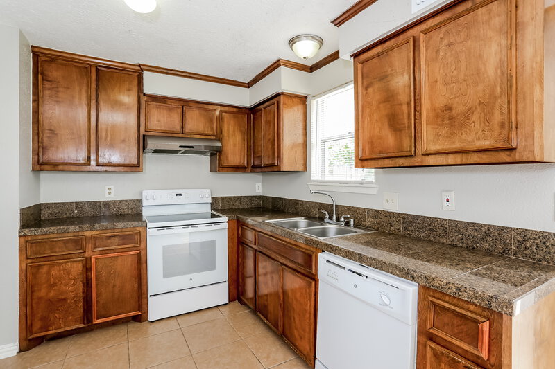 1,525/Mo, 746 Terryhollow St Channelview, TX 77530 Kitchen View 2
