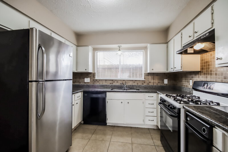 1,465/Mo, 20026 Dawn Mist Dr Humble, TX 77346 Kitchen View 2