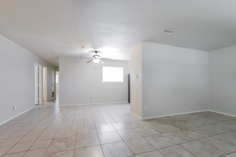 1,820/Mo, 4718 Pine St Pasadena, TX 77586 Living Room View 4