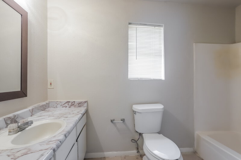 1,820/Mo, 4718 Pine St Pasadena, TX 77586 Bathroom View