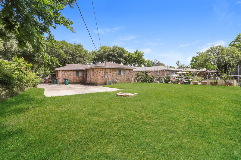 1,820/Mo, 4718 Pine St Pasadena, TX 77586 Rear View