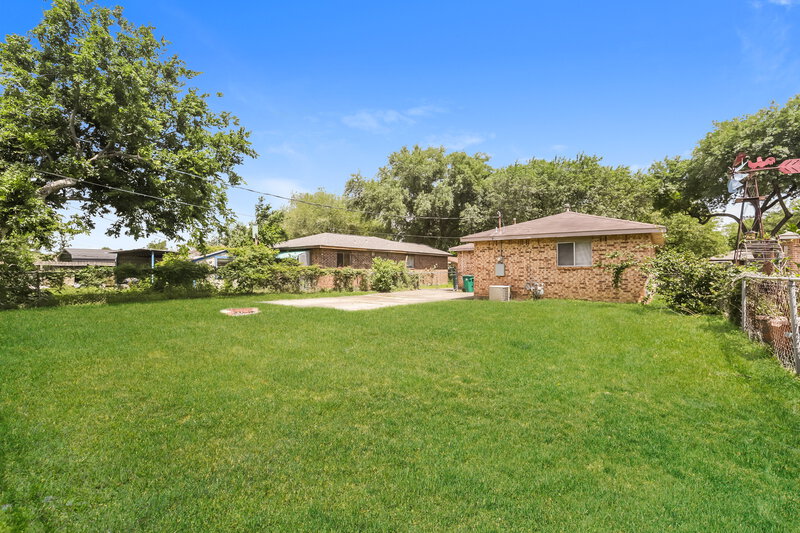 1,820/Mo, 4718 Pine St Pasadena, TX 77586 Rear View 2
