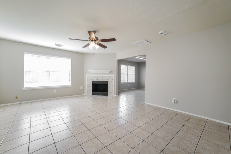0/Mo, 422 N Willow Dr Houston, TX 77073 Living Room View 2