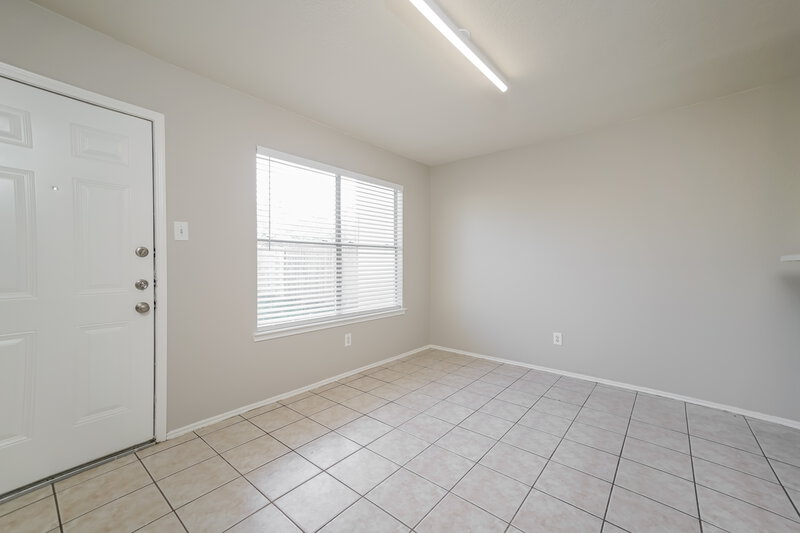 0/Mo, 422 N Willow Dr Houston, TX 77073 Dining Room View
