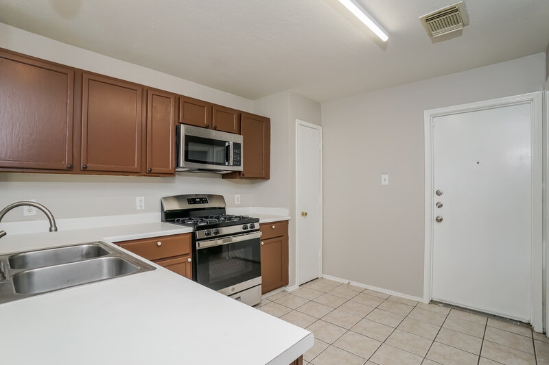 0/Mo, 422 N Willow Dr Houston, TX 77073 Kitchen View