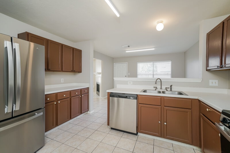 0/Mo, 422 N Willow Dr Houston, TX 77073 Kitchen View 2