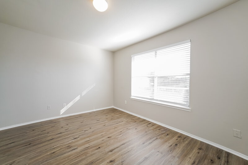0/Mo, 422 N Willow Dr Houston, TX 77073 Main Bedroom View