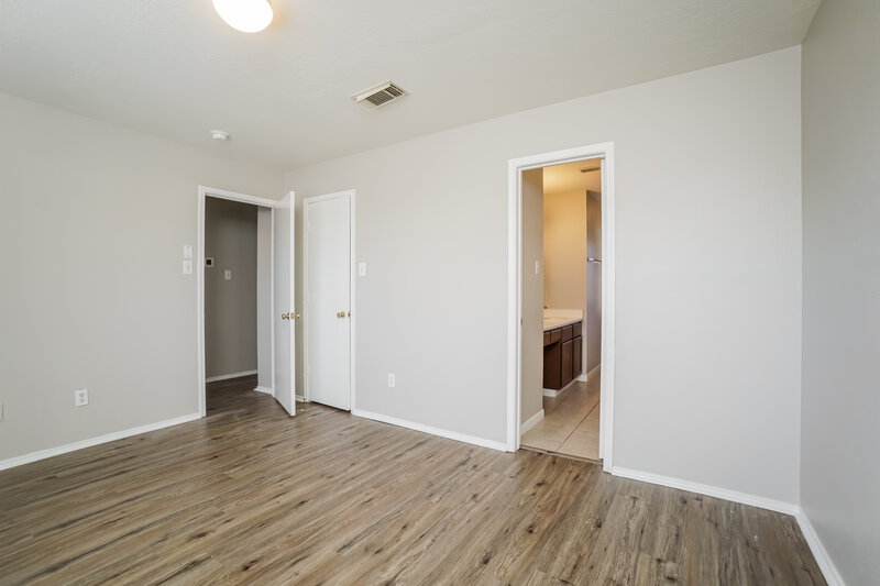 0/Mo, 422 N Willow Dr Houston, TX 77073 Main Bedroom View 2