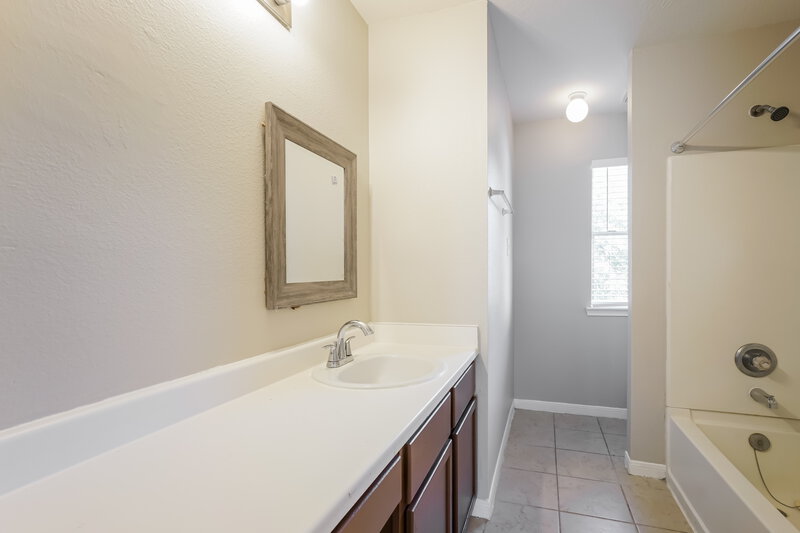 0/Mo, 422 N Willow Dr Houston, TX 77073 Main Bathroom View