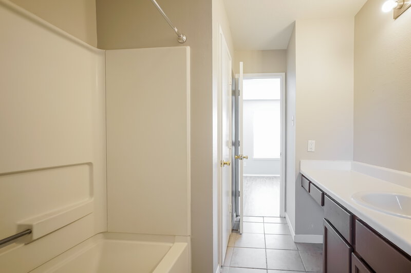 0/Mo, 422 N Willow Dr Houston, TX 77073 Main Bathroom View 2